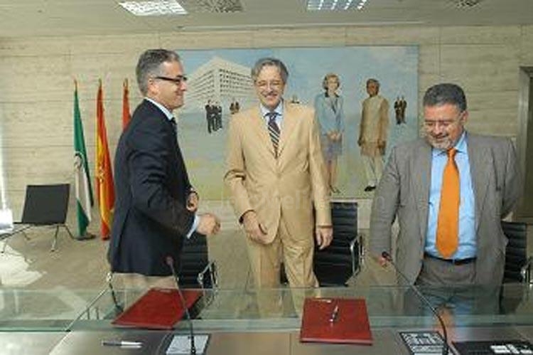 De izquierda a derecha: José María López Bueno, Antonio Claret, presidente de CajaGranada y de FESN