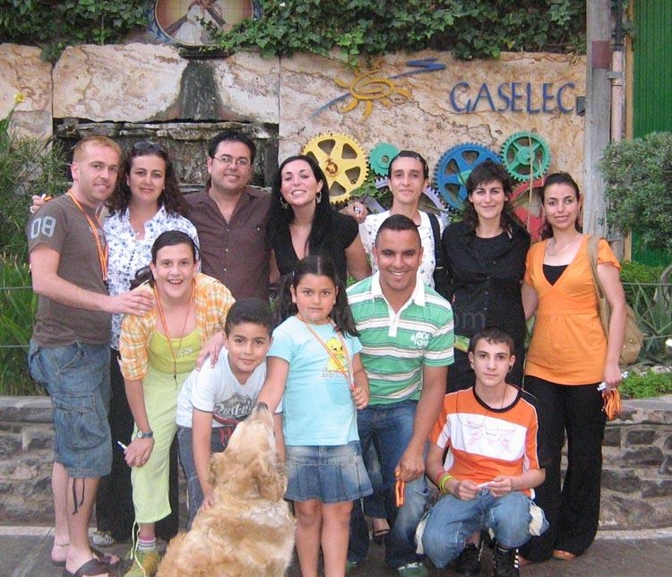 Un grupo de sordos melillenses realiza una visita guiada al Museo y Taller Eléctrico de la Fundación Gaselec