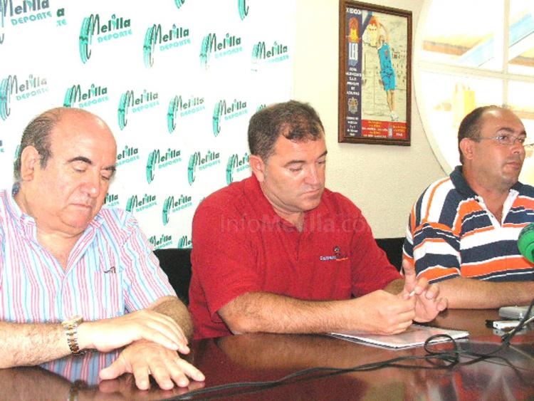 Los protagonistas, Molina, Robles y Leiva, en plena rueda de prensa