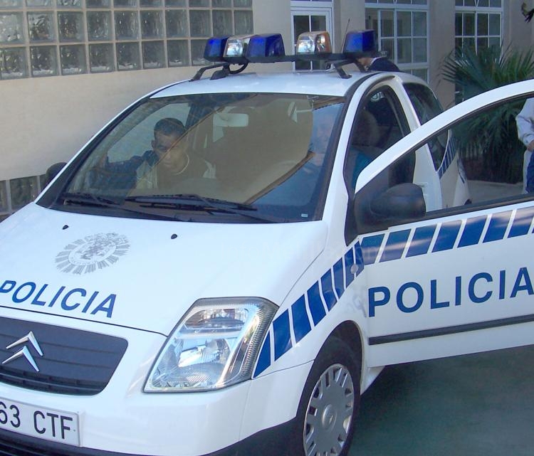 La Policía Local detiene a un conductor ebrio acusado de un presunto delito contra la autoridad y contra la seguridad del tráfico
