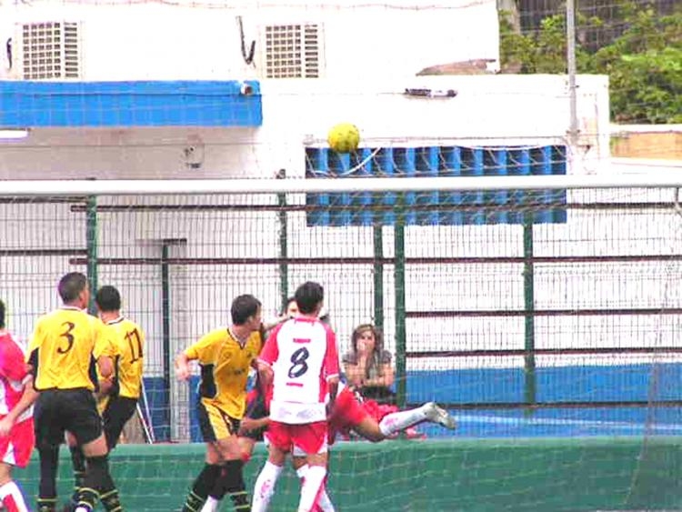 Martin, intentado rematar un balón de cabeza