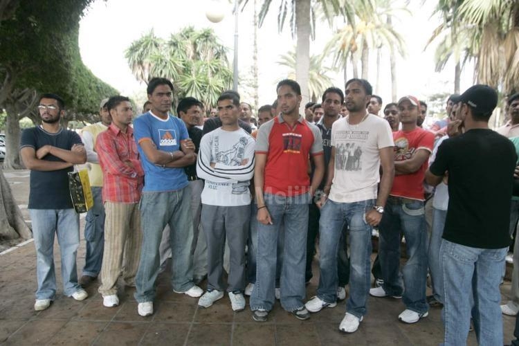 Medio centenar de inmigrantes de Bangladesh se concentran para pedir la regularización de su situación