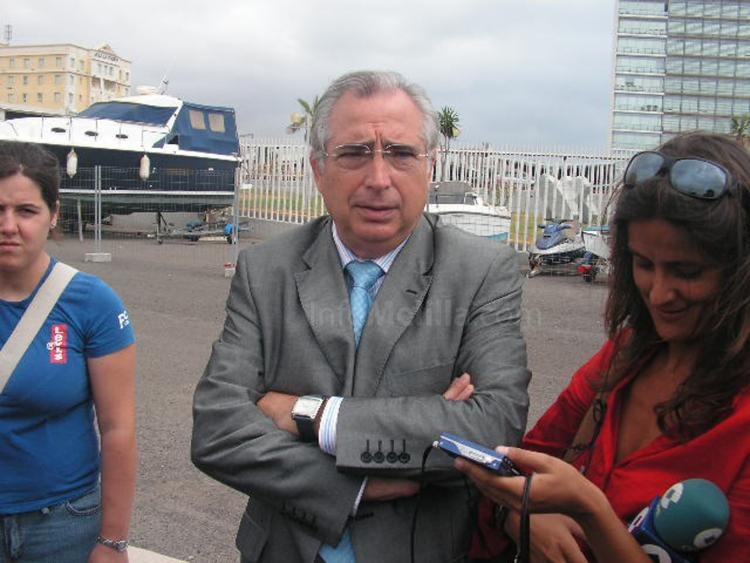 Juan José Imbroda atiende a los periodistas