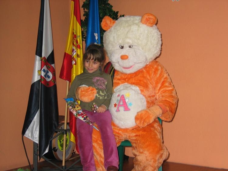 El Oso Angeloso atiende a un crío de la Casa de Ceuta en Melilla