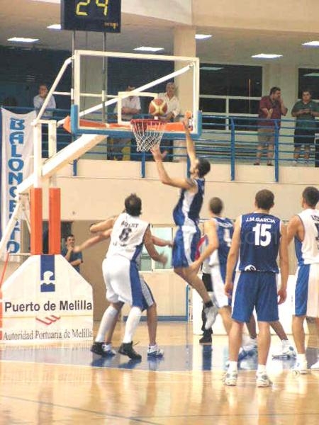 Nacho Romero entrando a canasta