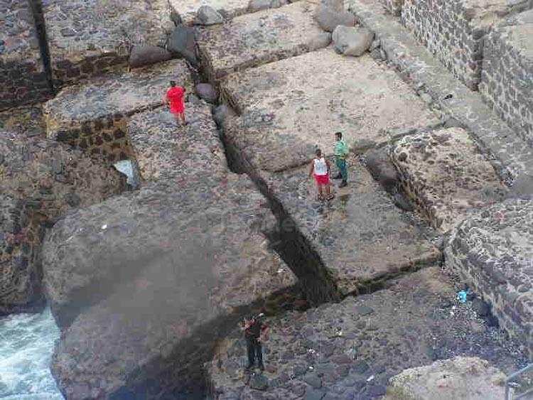 Fallece un menor ahogado en la 'Boca del León' tras quedar atrapado en las rocas