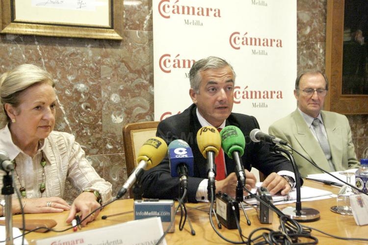 López Almendáriz, López Bueno y Díaz de la Lastra durante la presentación de la promoción