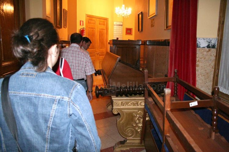 Periodistas pasean por los pasillos del Palacio de la Asamblea, donde se han acumulado el mobiliario