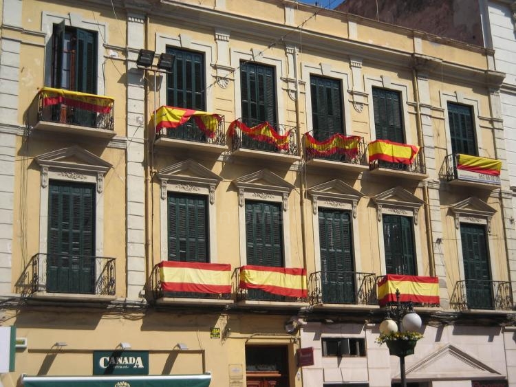 Balcones engalanados con banderas de España