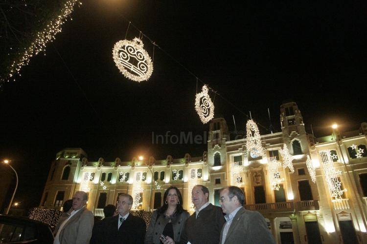 Más de 1.200.000 pequeñas bombillas adornan ya la Navidad melillense