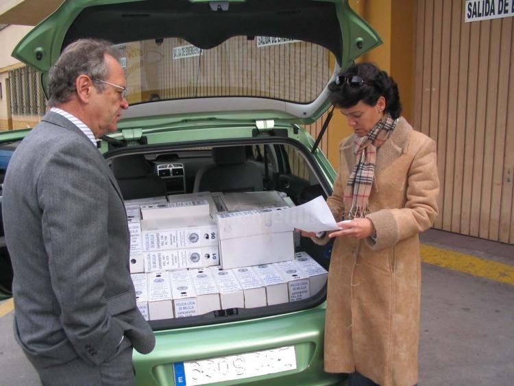 Ramón Antón y María Antonia Garbín junto a los expedientes enviados a Madrid