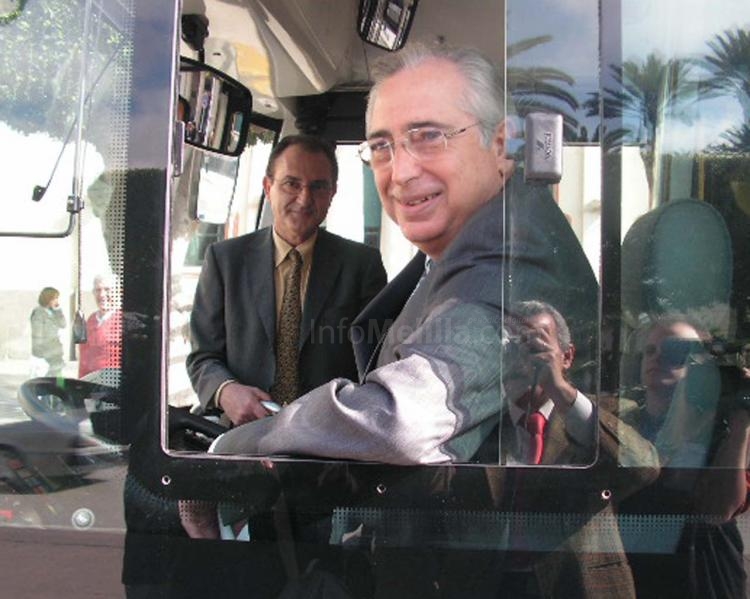Juan José Imbroda a bordo de un autobús recién estrenado