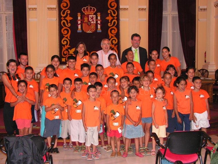 Los niños de las segundas Colonias Urbanas de Melilla Acoge visitan el Palacio de la Asamblea
