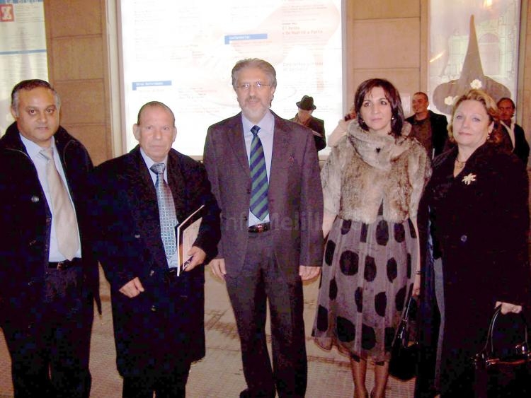 En la imagen, miembros de la asociación gitana de Melilla junto a Diego Fernández Jiménez y Encarnac