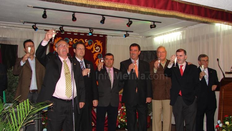 Las autoridades y miembros de la Casa de Melilla en el tradicional brindis