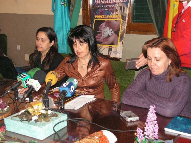 Simi Chocrón con las monitoras del curso de Porcelana Rusa