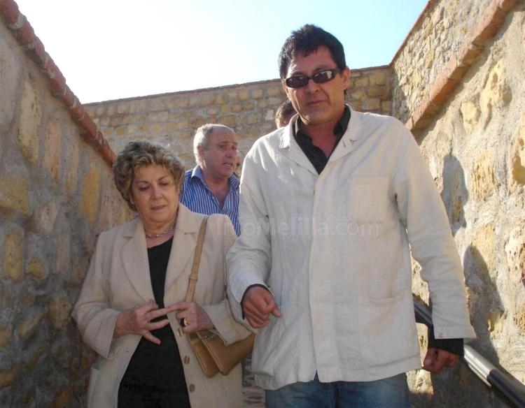 La periodista recibe las explicaciones de José Oña