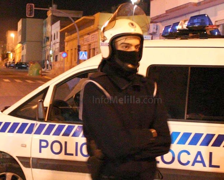 Agentes de la Policía Local detienen a un marroquí que intentaba sustraer los efectos personales a una bañista
