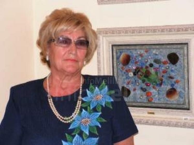Carmen Márquez posa junto a algunas de sus obras