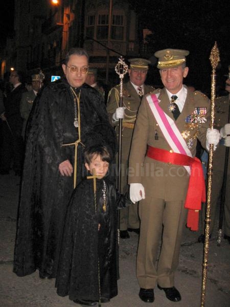 El comandante general da la mano al nieto de Carlos Castañeda