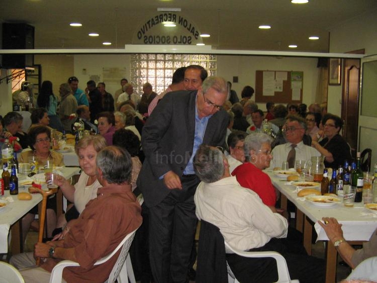 El presidente saluda a los mayores
