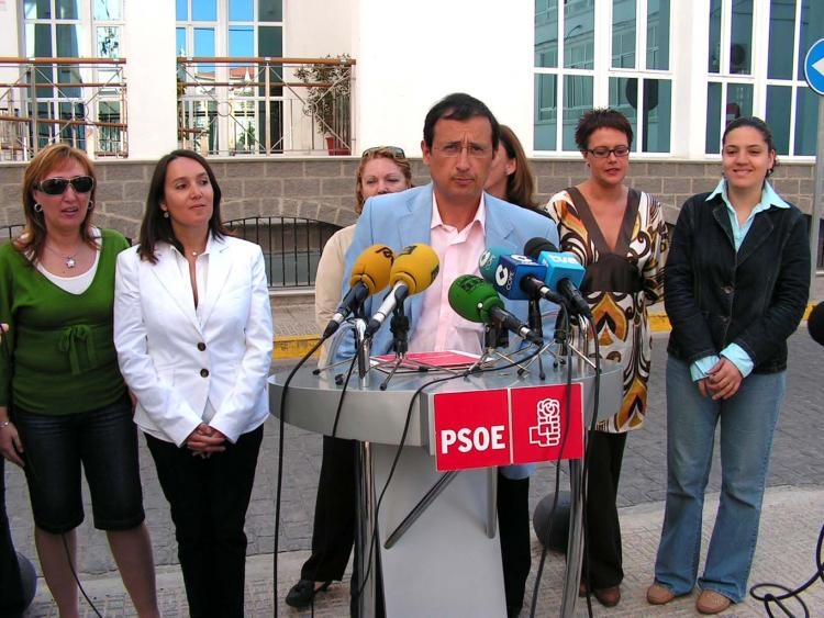 Dionisio Muñoz, secretario general del PSOE con las mujeres socialistas