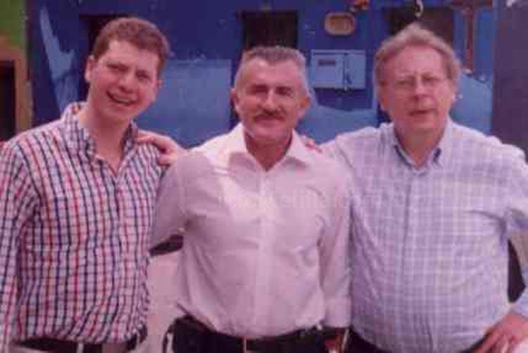 Salvador González junto a directivos de la Casa de Melilla en Venezuela