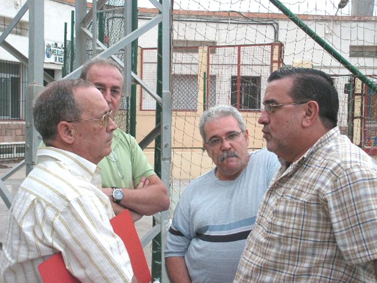 Directivos conversando antes de la Asamblea