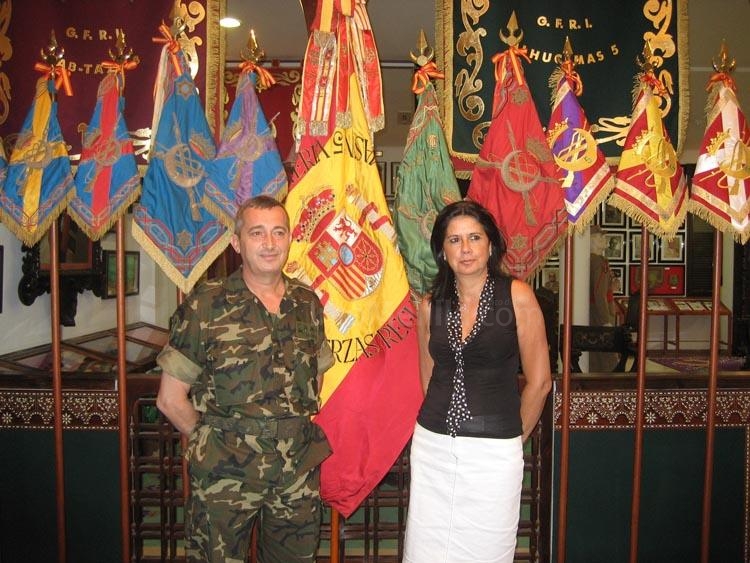 La Consejera y el Coronel Requejo en la Sala de Banderas