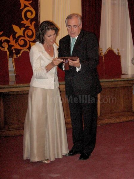 La Ciudad rinde un sincero homenaje a los medios de comunicación y a Francisca Sevilla, melillense del año
