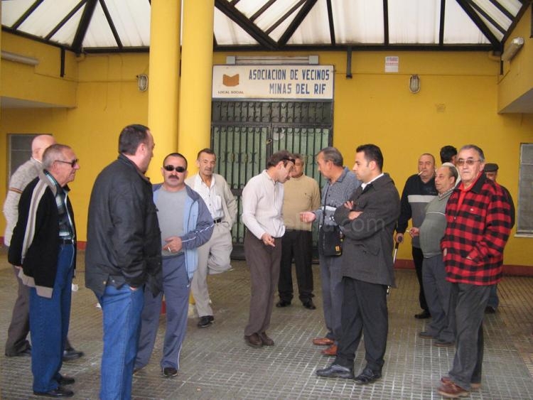 Socios y directivos en la puerta de Minas del Rif