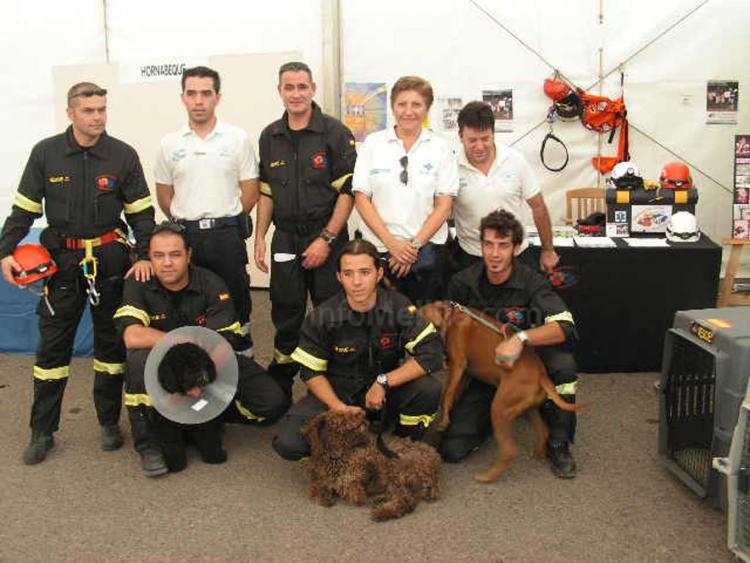 Duna, en el centro, con el equipo de IAE