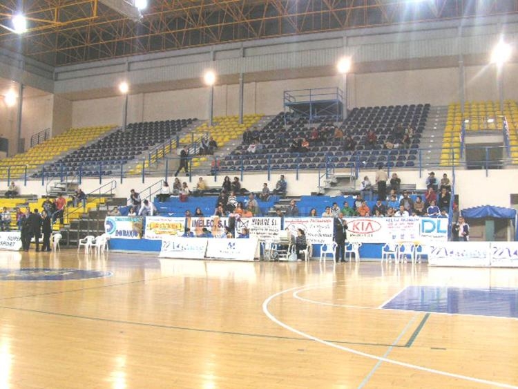 Un aspecto de las gradas semi vacías al inicio del partido
