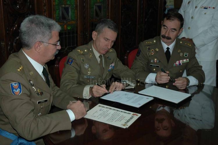 En el centro, el comandante general de Melilla