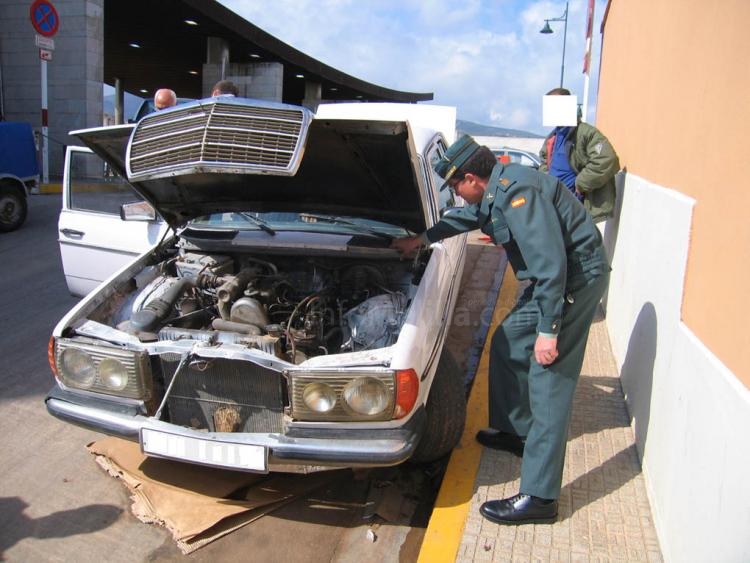 El agente señala uno de los huecos