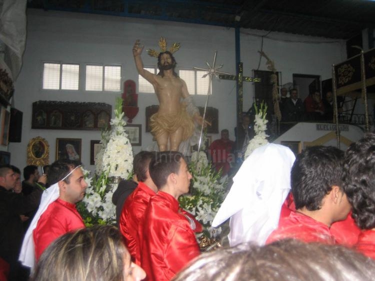 Arropan a Jesús Resucitado en la sede cofrade