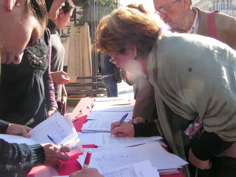 PSOE y CPM inician su campaña de recogida de firmas contra la subida de las tasas
