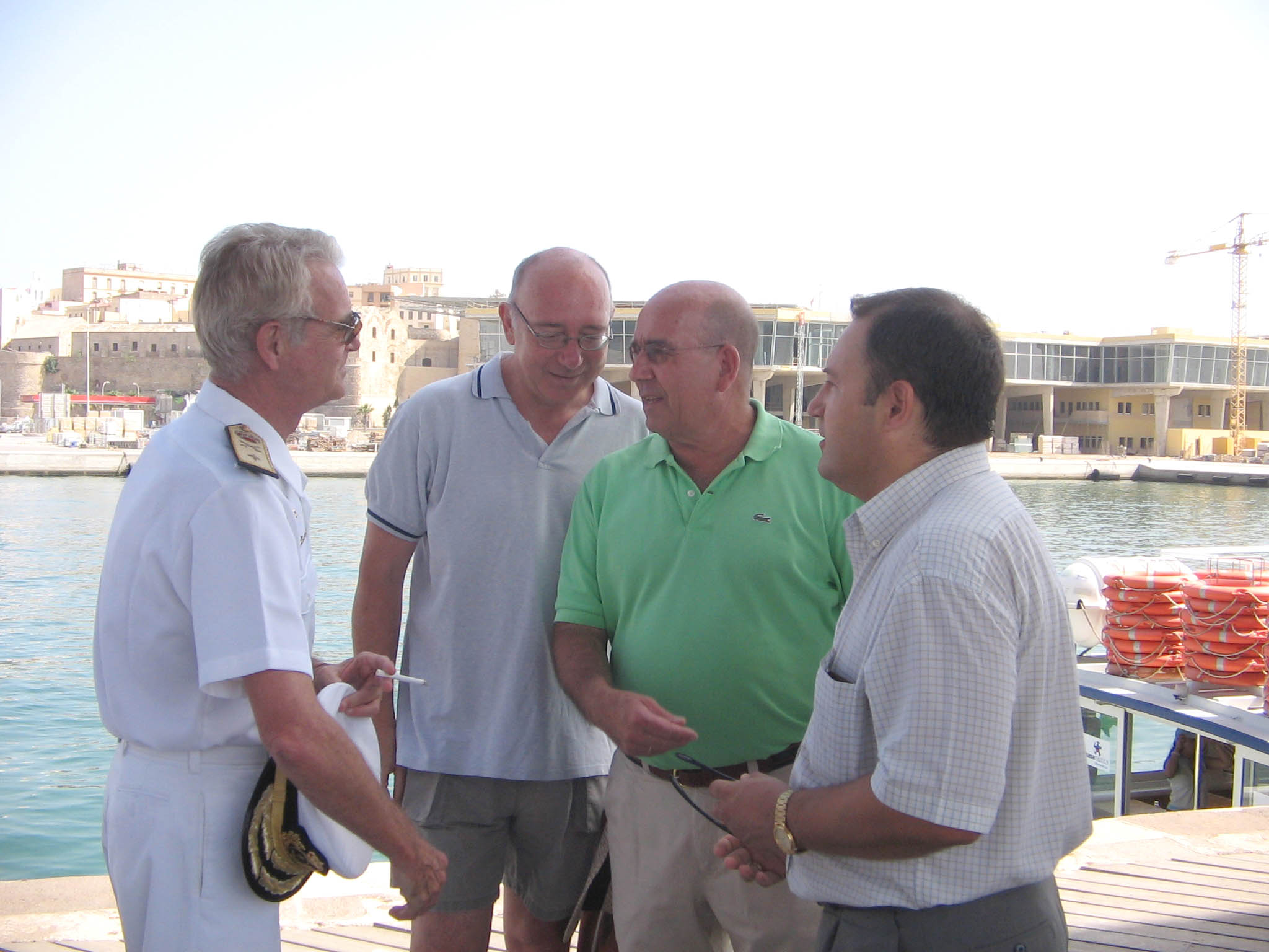 Miguel Platón con jueces y representate de la Armada