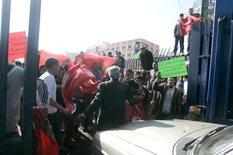 Mil personas se concentran en la frontera de Melilla contra la visita de los Reyes