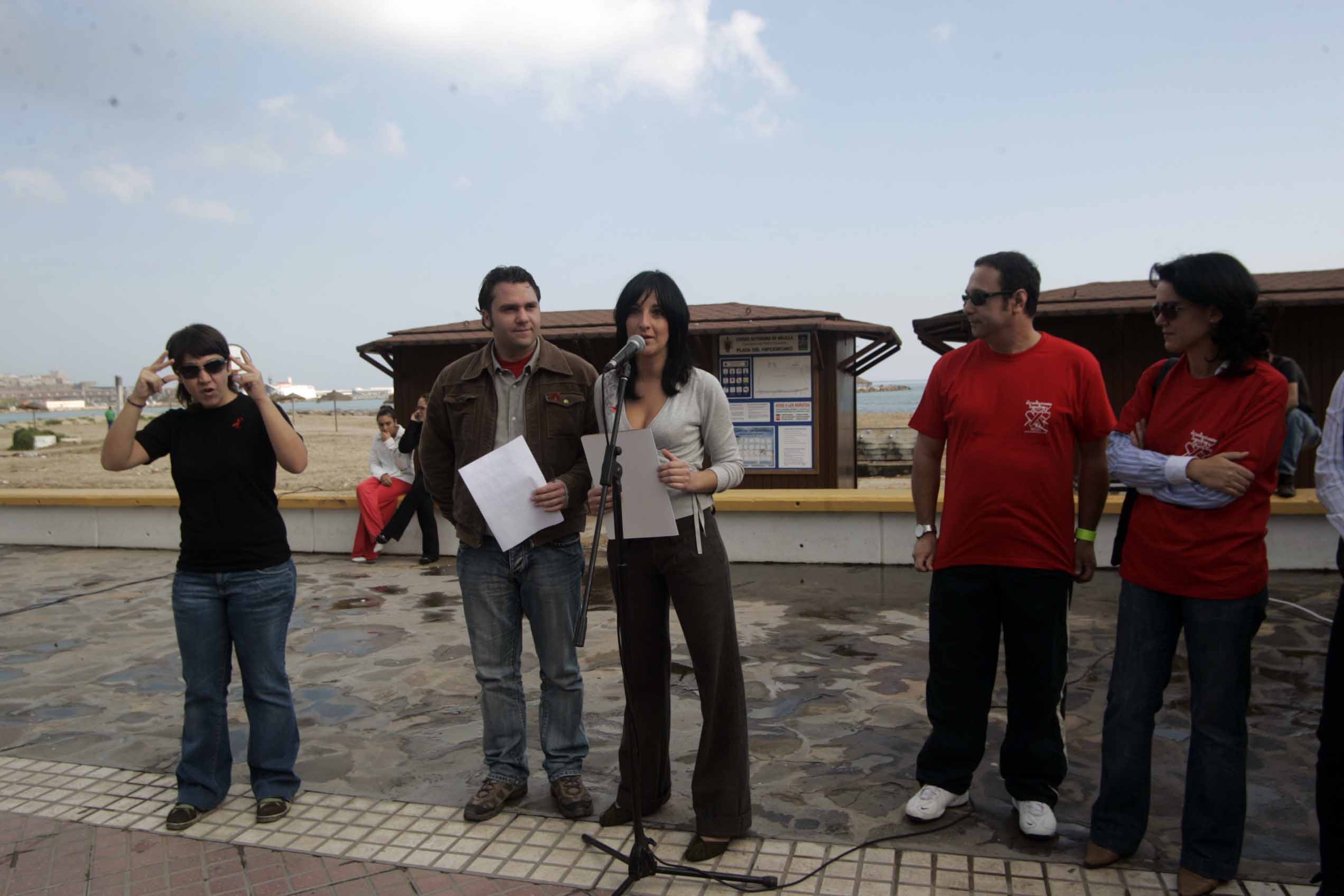 Melilla se viste de rojo para participar corriendo contra el SIDA