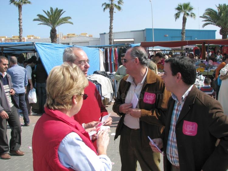 La 'marea magenta' de UPyD se traslada al Mercado del Real y al mercadillo del Sepes para llevar sus propuestas de futuro