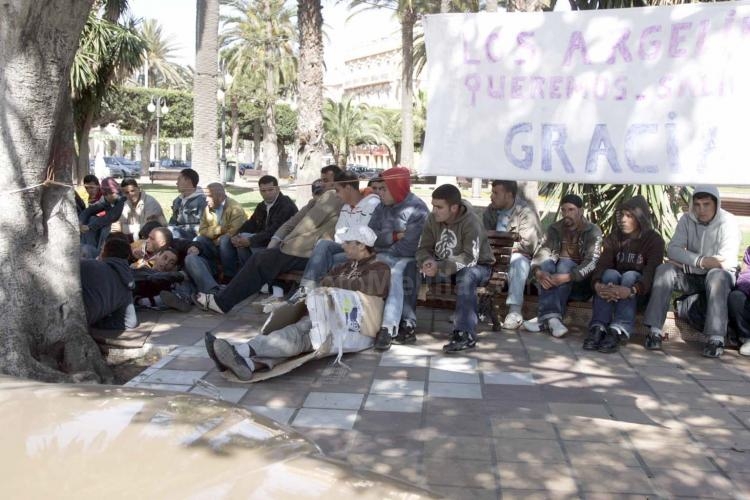 Los argelinos prosiguen la huelga de hambre y pasan la noche frente a la Delegación del Gobierno