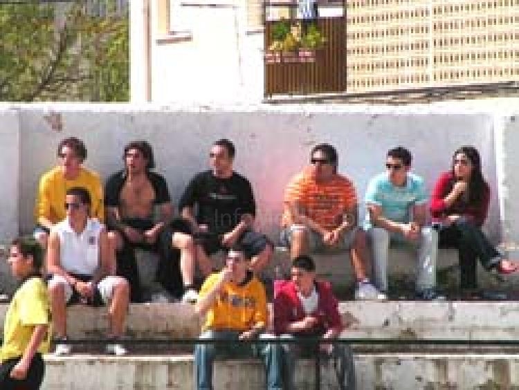 Grupo de impresentables linarenses dedicados a insultar y amenazar al contrario