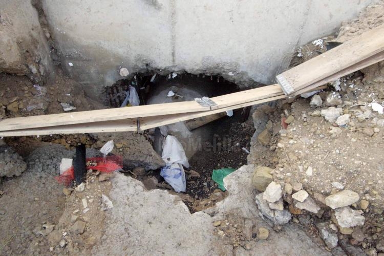 La rotura de una tubería de agua en la Barrio Hebreo origina una pequeña riada que causa importantes daños materiales