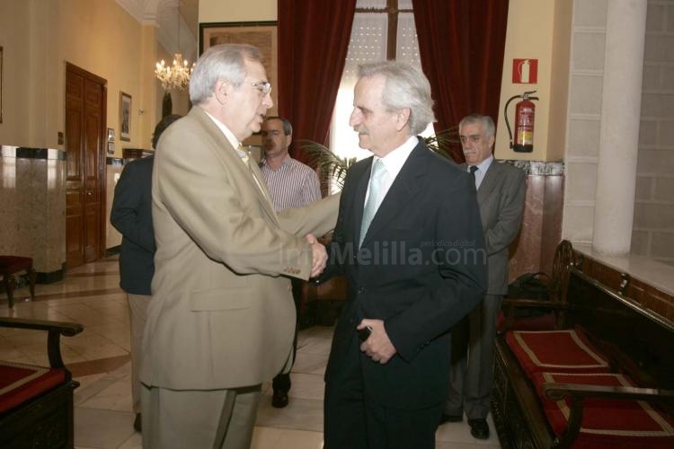 Imbroda y Chacón en el momento de la despedida
