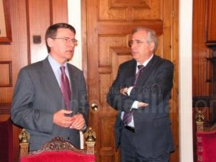 Juan José Imbroda junto a Jordi Sevilla en la última visita del ex ministro a Melilla