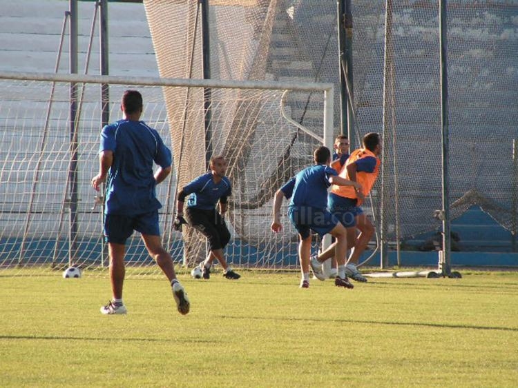 Por fin se pisó este pasado viernes el nuevo césped del municipal de deportes