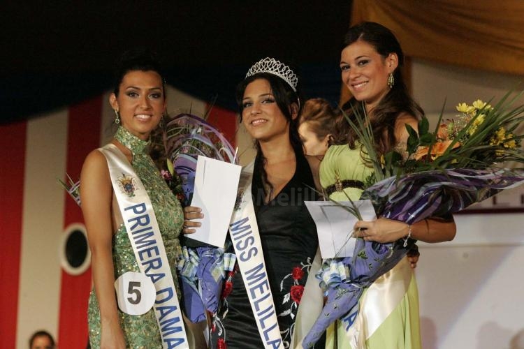 La joven Miss Melilla posa junto a sus dos damas de honor