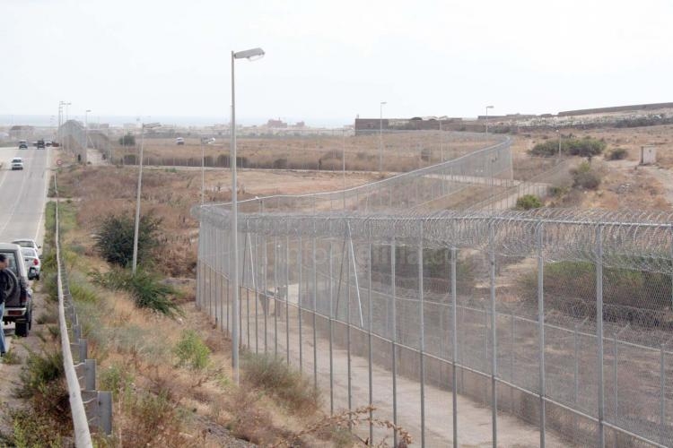 Trece inmigrantes tratan de acceder a Melilla por una de las compuertas y 4 de ellos lo consiguen