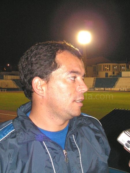 José Diego Pastelero, con la noche ya de fondo, en plena entrevista